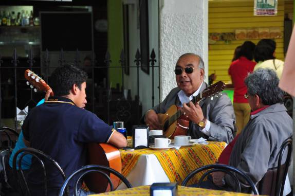 Música em mesa de bar, em Oaxaca, no México